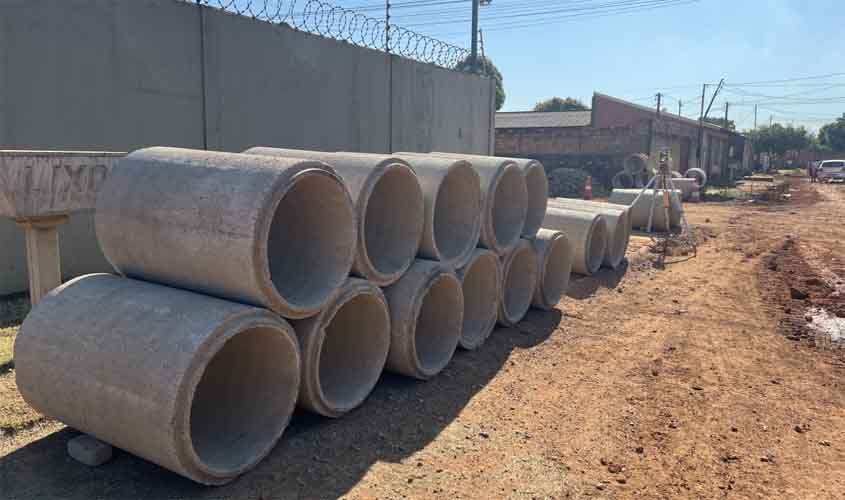 Obra de drenagem na rua Ponto do Coqueiro avança no bairro Três Marias
