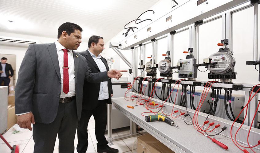 Jair Montes vistoria trabalho do Ipem na verificação de medidores de energia elétrica