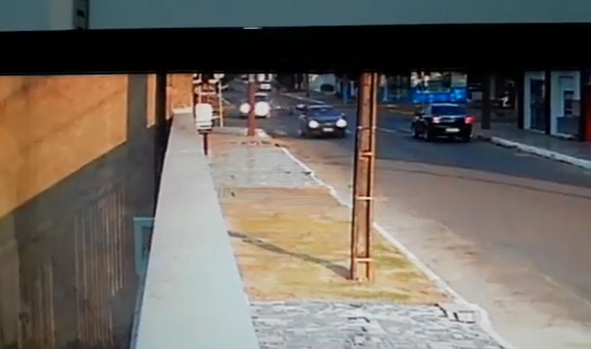 VEJA VÍDEO: pedreiro de Cerejeiras com irmão na garupa da moto sobrevive a acidente espetacular em Vilhena