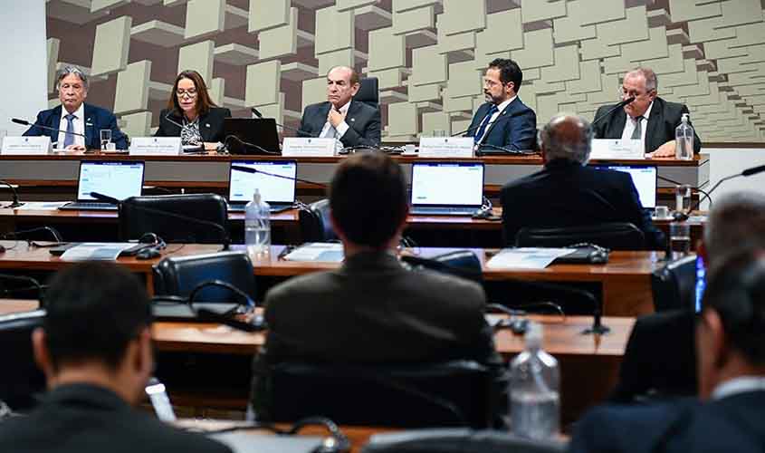 Avaliação de médicos: debatedores questionam atribuição do exame ao CFM  