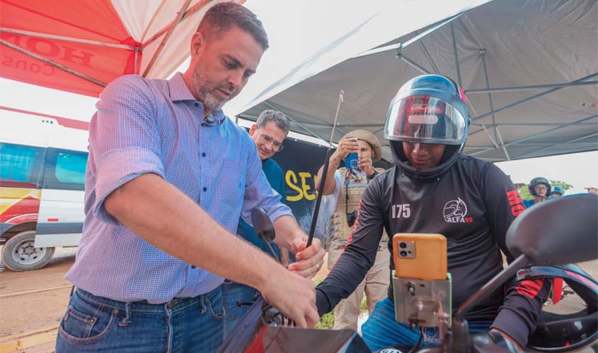 Prefeitura entrega capacetes e antenas corta-pipa a motociclistas