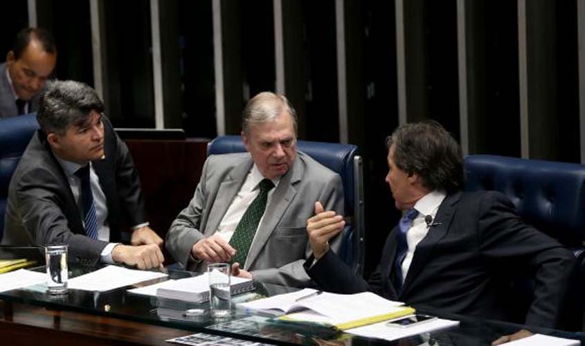 Tasso Jereissati defende que Aécio renuncie à presidência do PSDB