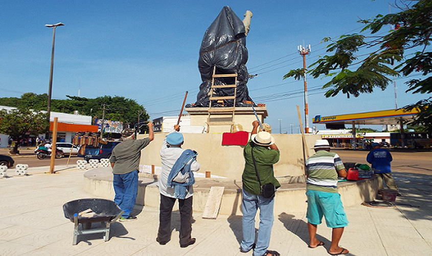 Soldados da borracha protestam contra falso monumento em Porto Velho