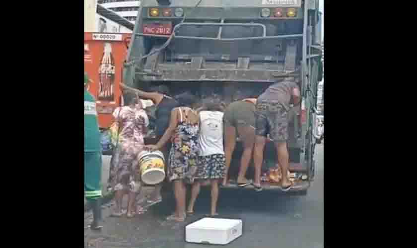 Retrato da miséria: pessoas reviram caminhão de lixo em busca de comida em Fortaleza (vídeo)
