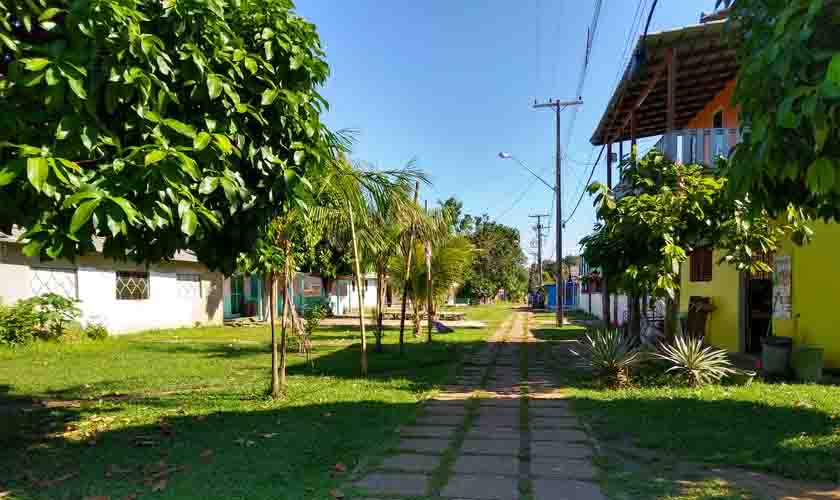 Policiais militares conduzem homem por tentativa de homicídio em Calama