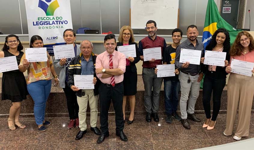 Alunos da Escola do Legislativo recebem certificados de conclusão  
