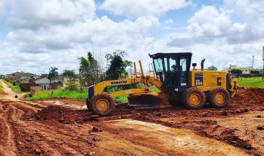 Prefeitura atende solicitação de Anderson Pereira e realiza limpeza e patrolamento de rua no Bairro Nova Esperança