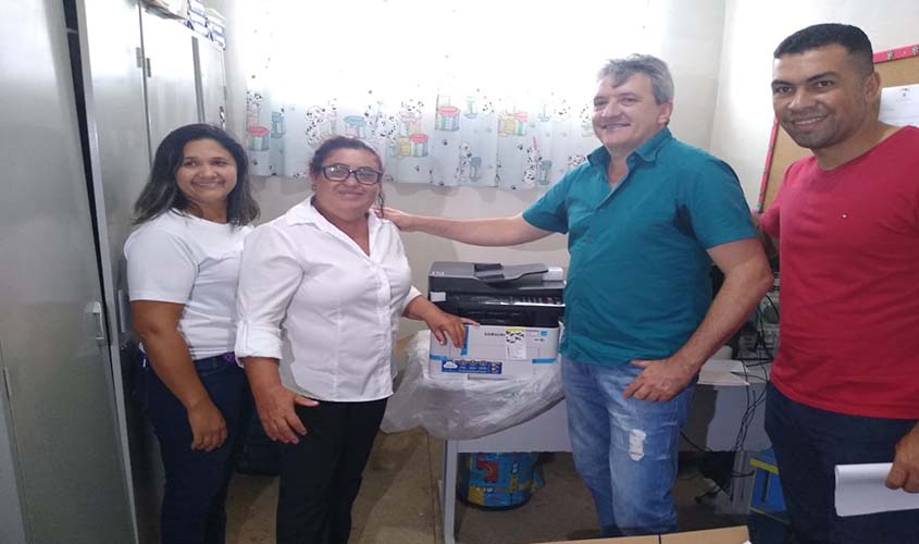 Duas impressoras são entregues à saúde graças à emenda impositiva de Leninha do Povo