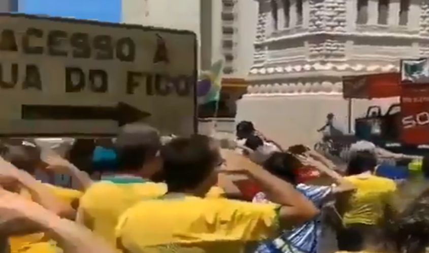 Manifestantes contra o STF batem continência à estatua da Havan