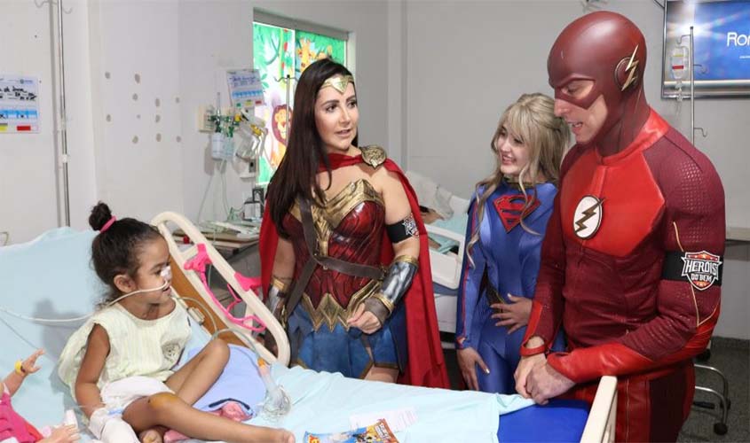 Heróis do Bem emocionam e alegram crianças internadas no Hospital Cosme e Damião