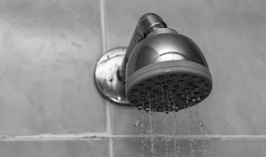 Empregado que tinha de tomar banho na frente de colegas receberá indenização