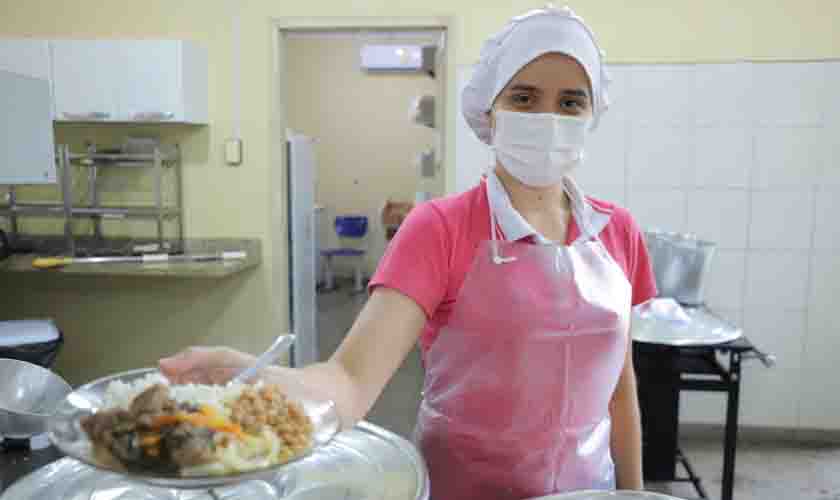 Merendeira escolar em Porto Velho fala da satisfação em contribuir para a segurança alimentar dos alunos
