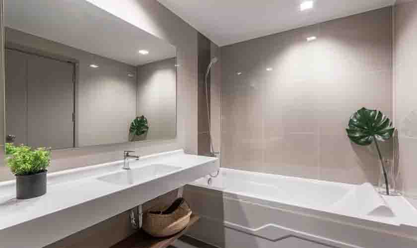 Banheiro sem janela: 7 dicas para mantê-lo limpo e arejado