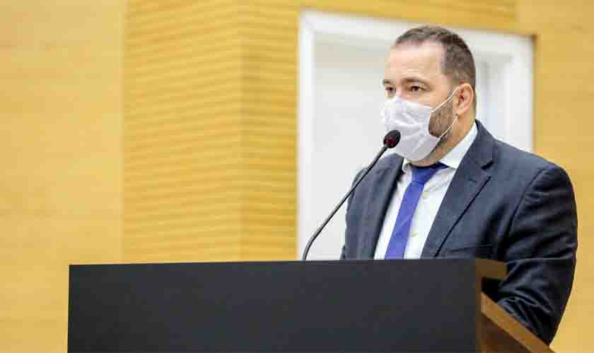 Presidente Alex Redano garante implantação de usina de energia solar em Clube de Mães em Jaru