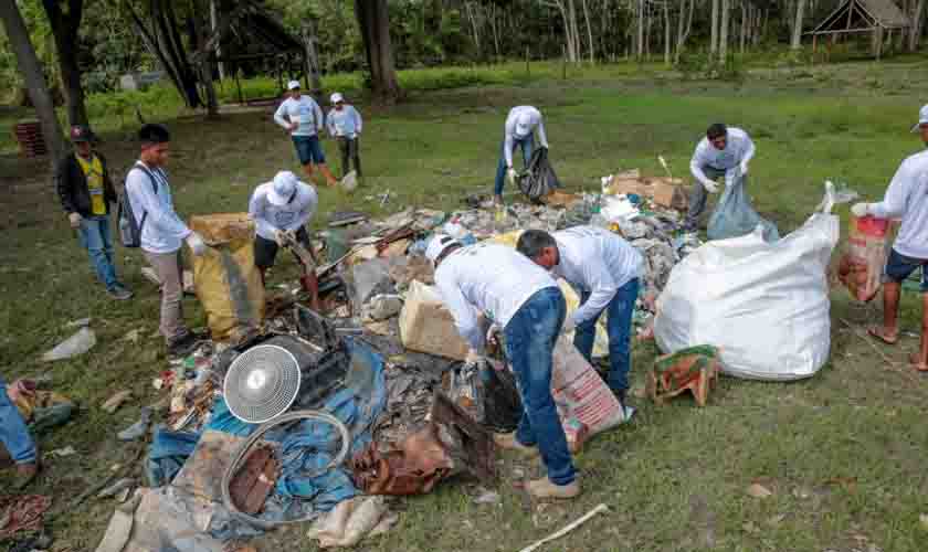 Voluntários recolhem mais de uma tonelada de resíduos sólidos do rio Pacaás Novos