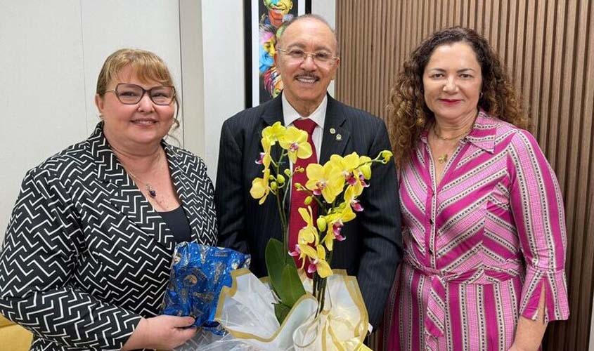 Desembargador Roosevelt Queiroz é homenageado