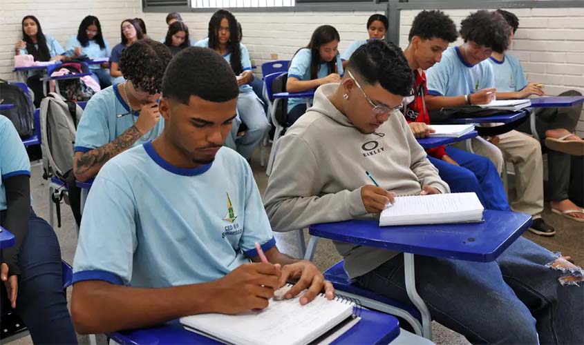 Renda e cor influenciam conclusão do ensino médio 