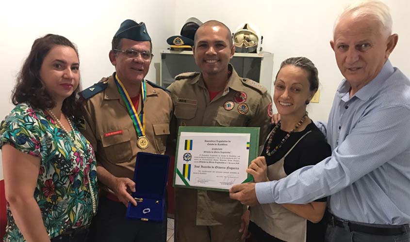 Deputado Airton entrega medalha Honra ao Mérito a Subtenente dos Bombeiros