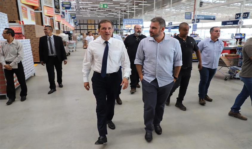 Prefeito Hildon Chaves visita as instalações do Assaí Atacadista