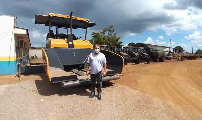 Vereador diplomado Everaldo Fogaça conhece pavimentadora da Prefeitura de Porto Velho 
