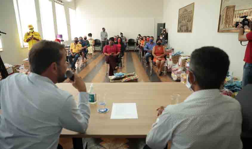 Prefeito entrega cestas básicas para 30 entidades