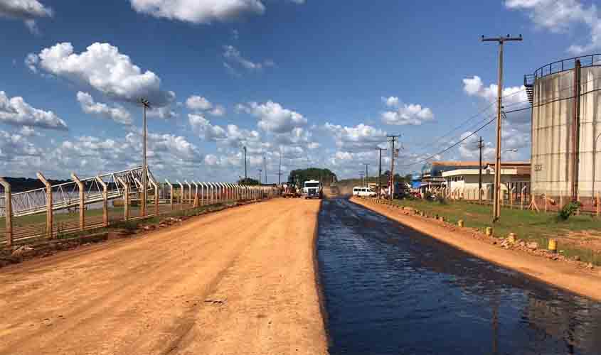 Governo de Rondônia prossegue com obras na Estrada do Belmont; mais um quilômetro da via é asfaltado