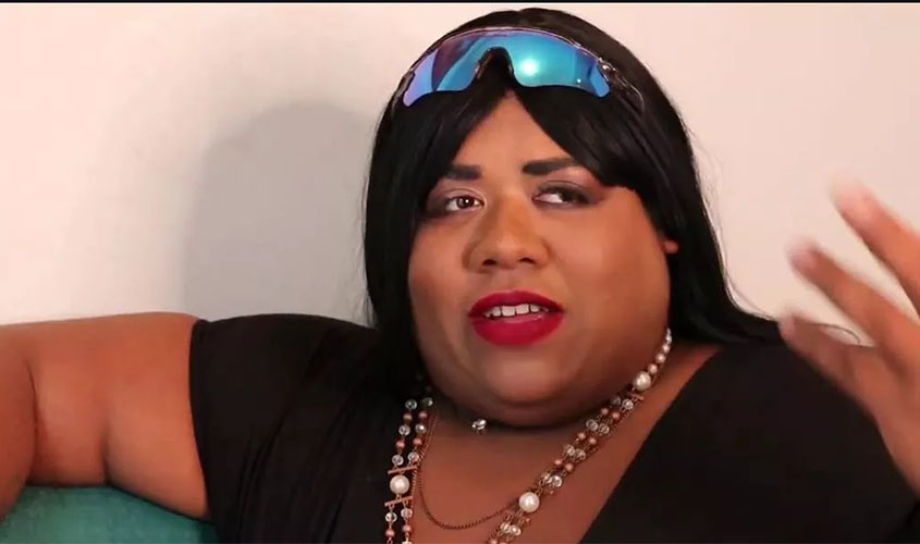 Influenciadora Ygona Moura respira com ajuda de aparelhos após aglomerar em festa