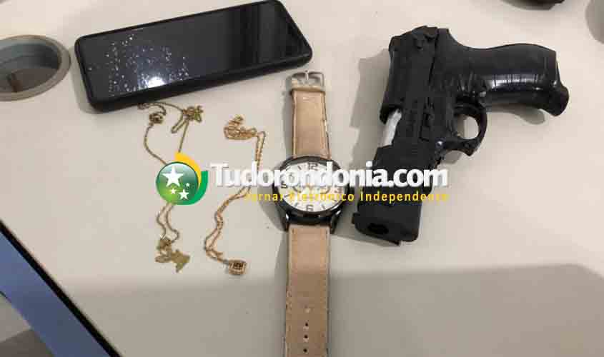 Dupla é presa com réplica de pistola após roubar casal