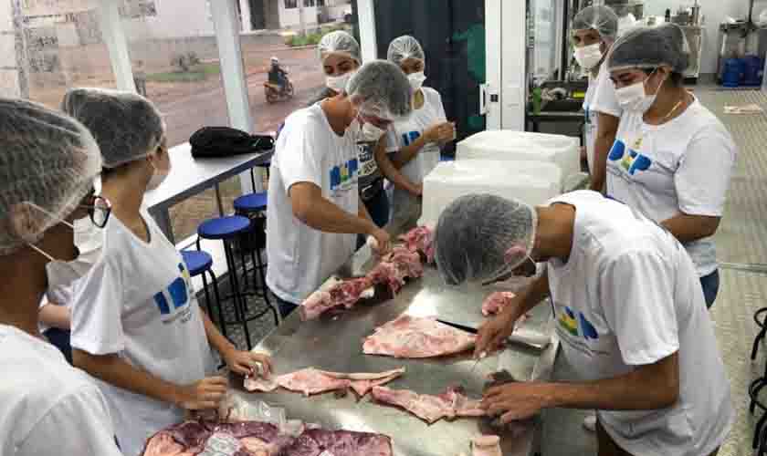 Curso gratuito de charcutaria oferece capacitação a jovens