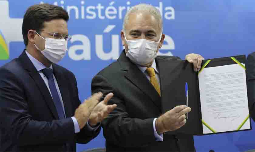 Ministro da Saúde assina portaria de apoio a municípios em emergência