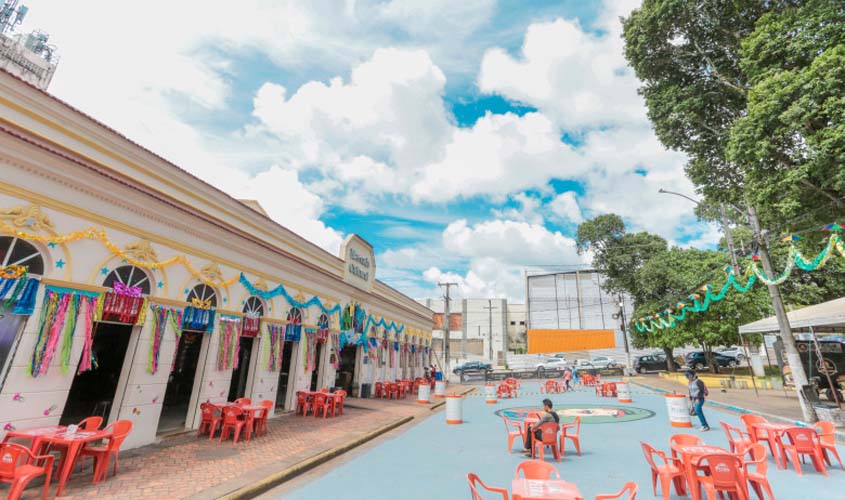 Mercado Cultural recebe pintura e ornamentação para as festas momescas