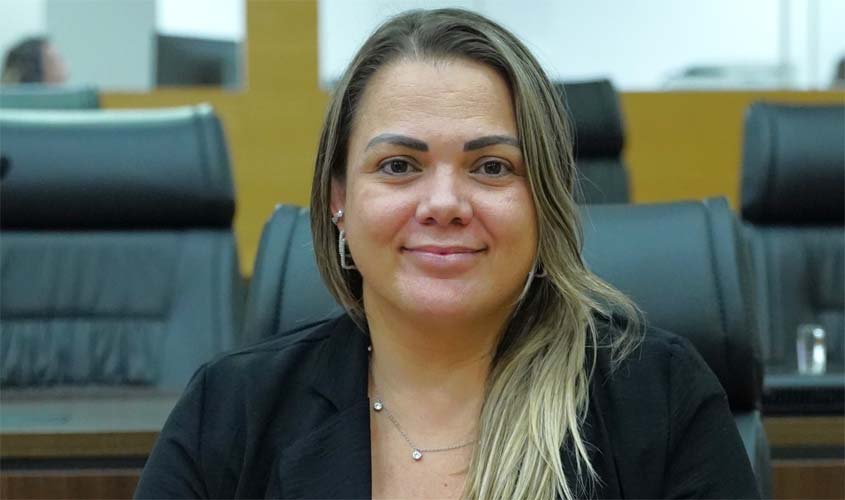 Cláudia de Jesus destaca importância do novo medicamento para HIV em RO