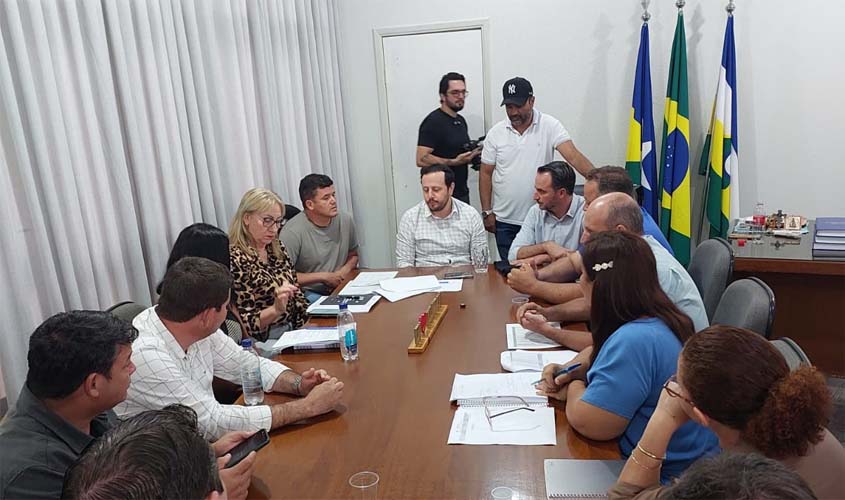 Prefeitura anuncia reajuste salarial de quase 30% para 1200 servidores