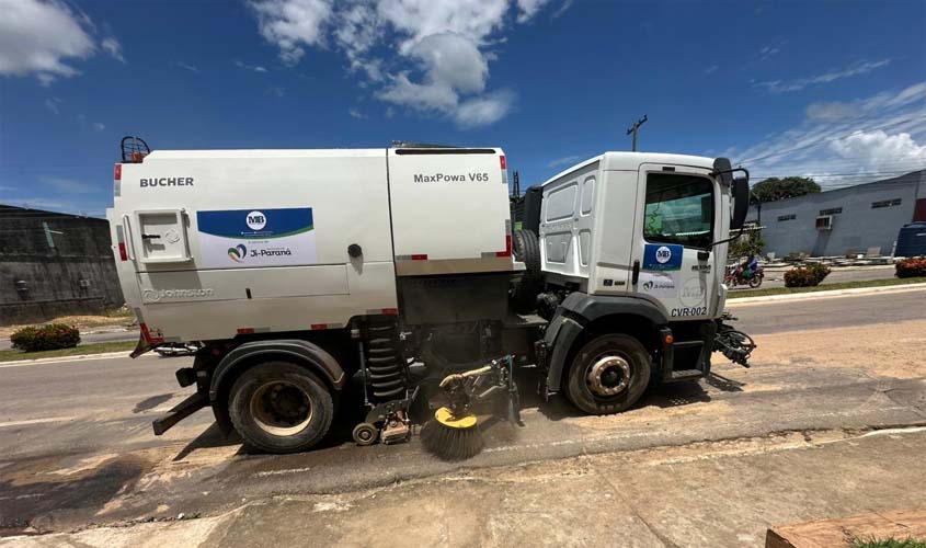Caminhão varredeira reforça limpeza urbana