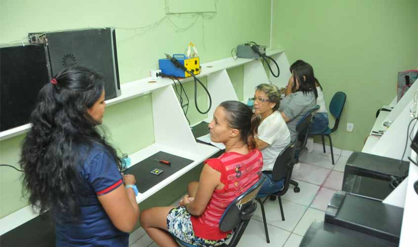 Mulheres são capacitadas em curso de assistência técnica para celulares