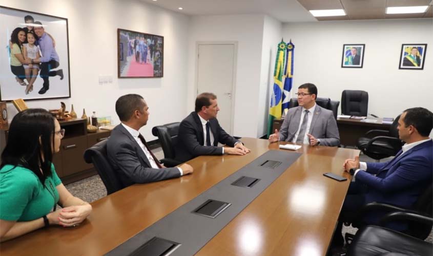 Prefeitura e Governo buscam solução para fornecer água tratada e esgoto