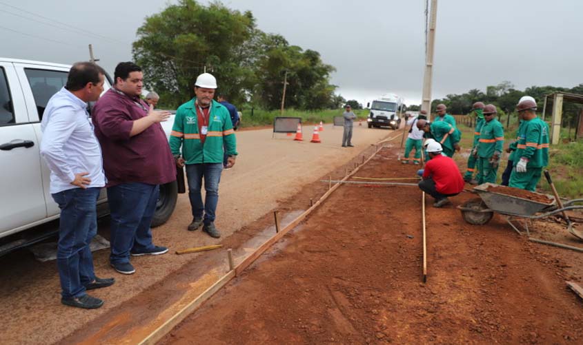 Prefeito vistoria obras de iluminação no residencial