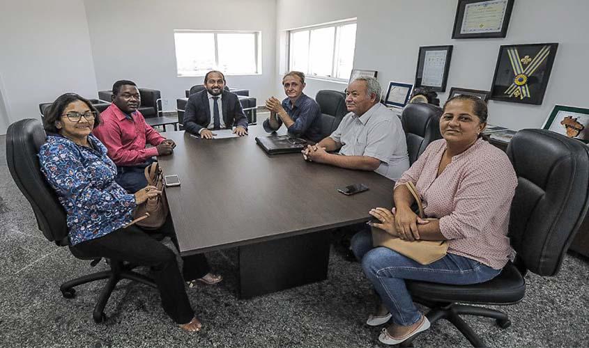 Laerte Gomes discute reforma e ampliação de escola municipal de Cacaulândia