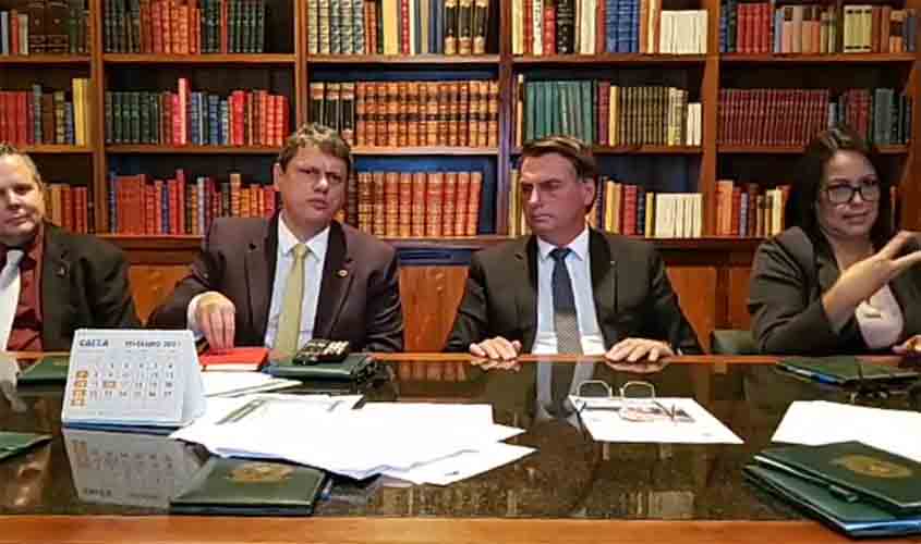 Bolsonaro diz que impostos federais sobre gás e diesel serão zerados