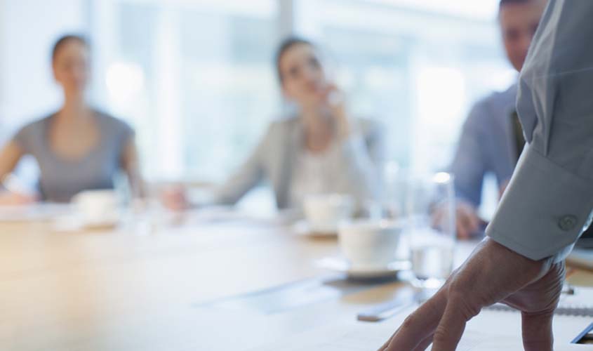 Sócia minoritária não comprova vínculo empregatício em empresas da família