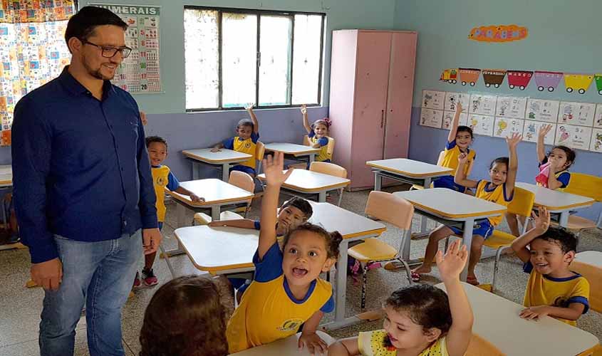 Deputado Anderson Pereira visita creche na Capital e ouve pedidos de benfeitorias da diretora