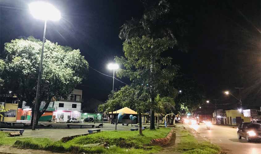 Prefeitura recupera iluminação de praça e de dois campos de futebol
