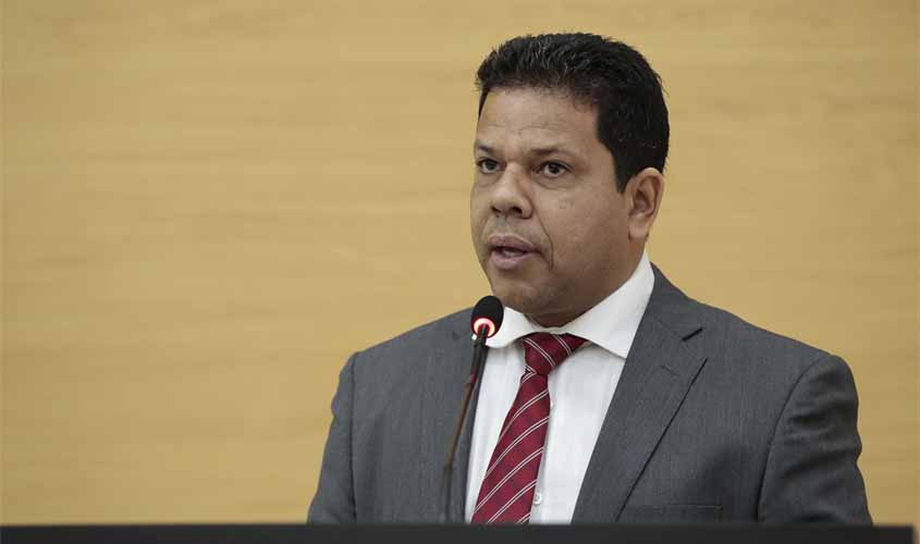 Jair Montes solicita informações dos servidores e contratos da Caerd e Soph
