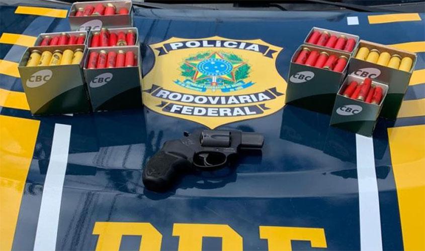 Porte de arma e foragido por estupro: PRF realiza duas prisões 