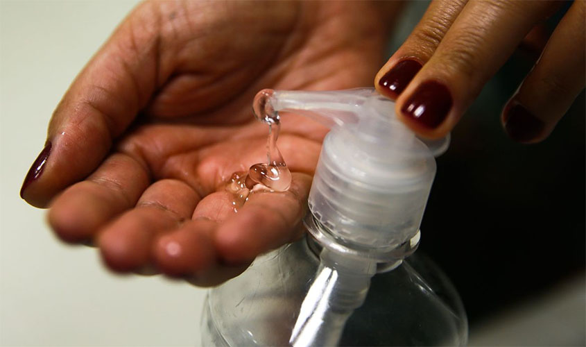 Farmácias de manipulação podem vender álcool gel ao público