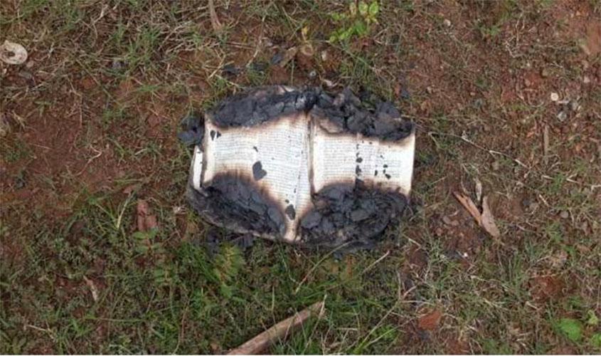 Menor que esquartejou a avó fez questão de queimar a bíblia da idosa