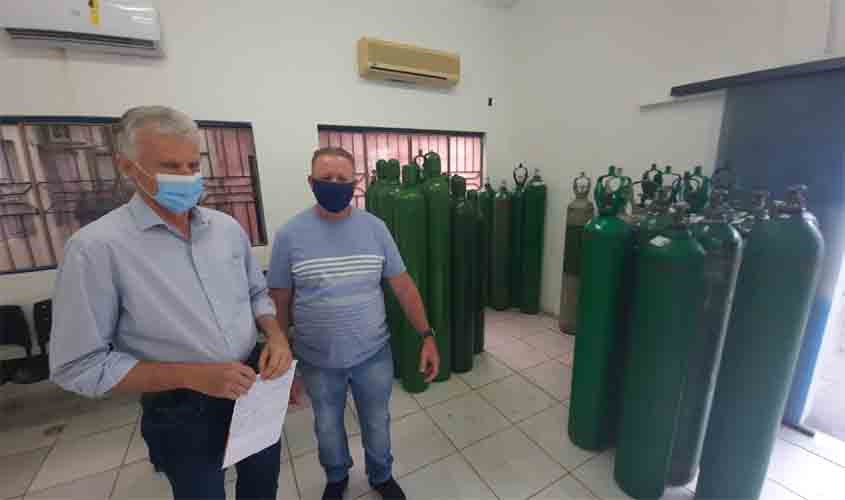 Cilindros de oxigênio de empresários e criadores de peixe ajudam a salvar vidas