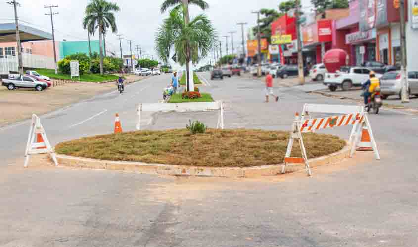 AMT instala rotatórias em concreto para reduzir acidentes