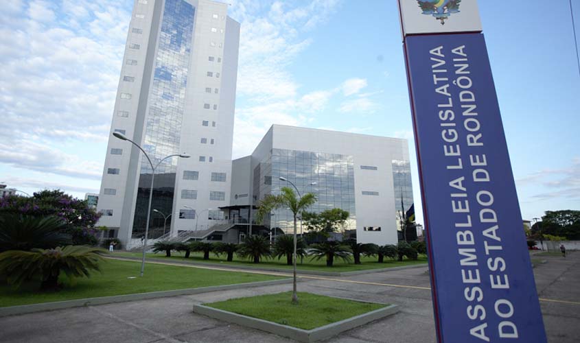 Assembleia homenageia artesãos, artistas plásticos e poetas com voto de louvor