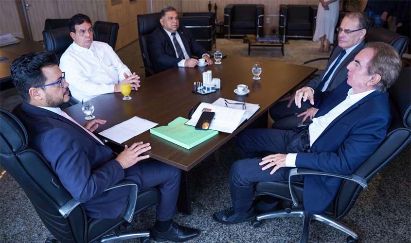 Marcelo Cruz recebe demanda para oficializar troca de nome do Cemetron para Hospital Dr. Hamilton Gondim